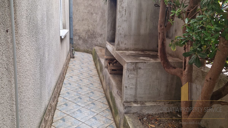 Prostrana kuća na izvrsnoj lokaciji 350 m od mora u Kaštel Starom!