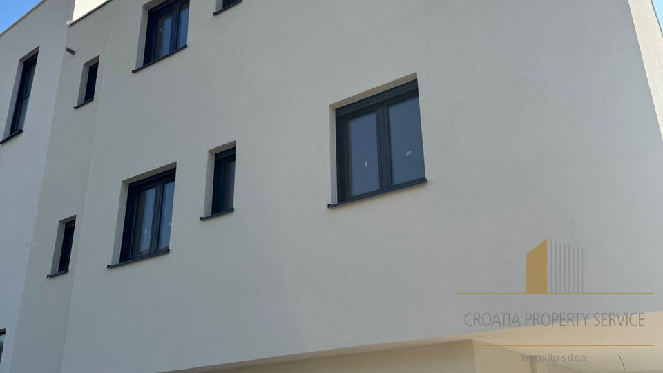 Apartment in a modern newly built building, second row from the beach near Split!