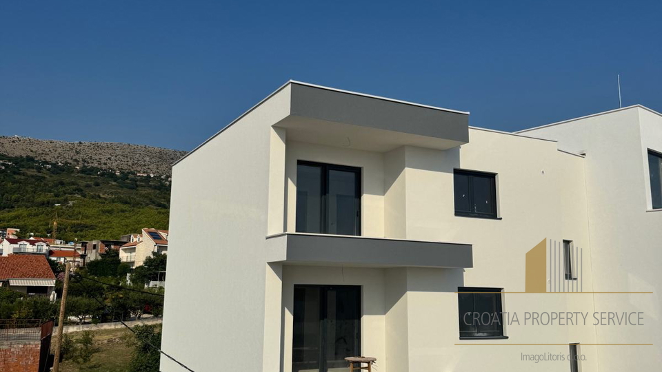 Apartment in a modern newly built building, second row from the beach near Split!