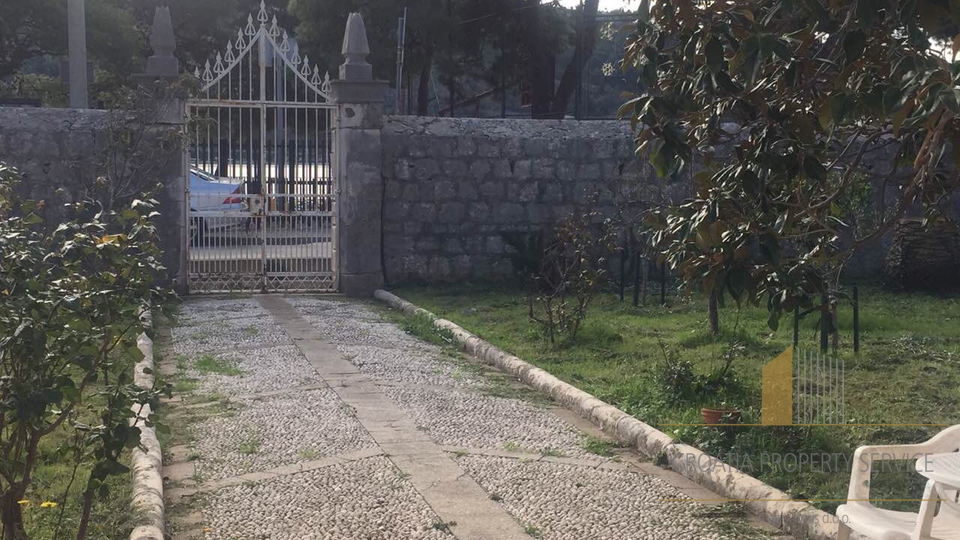 HOUSE FOR RECONSTRUCTION THE FIRST ROW TO THE SEA IN MOKOŠICA, DUBROVNIK!