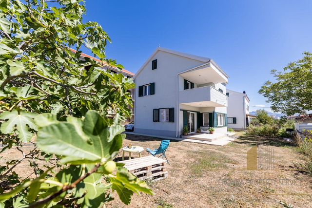 Spacious family house in an exceptional location in Kaštel Lukšić!