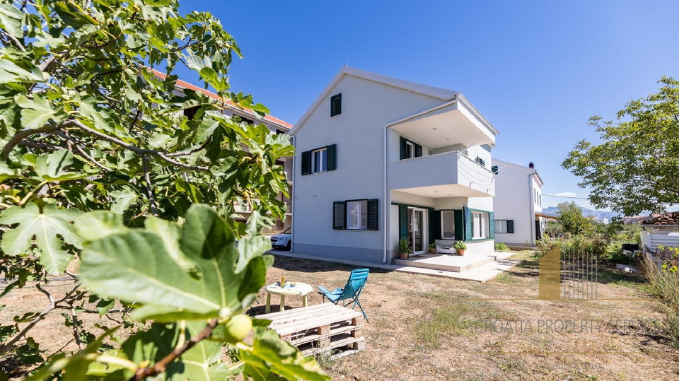 Spacious family house in an exceptional location in Kaštel Lukšić!