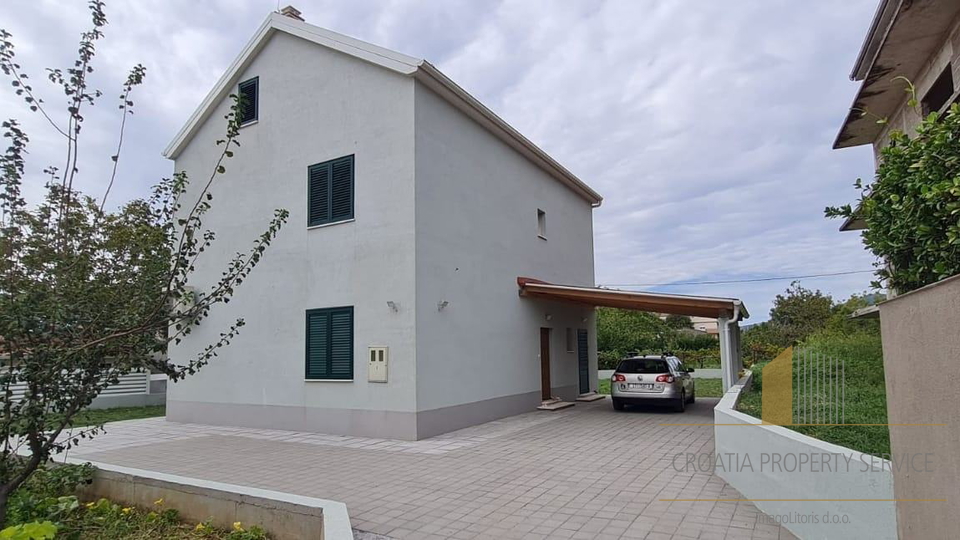 Spacious family house in an exceptional location in Kaštel Lukšić!