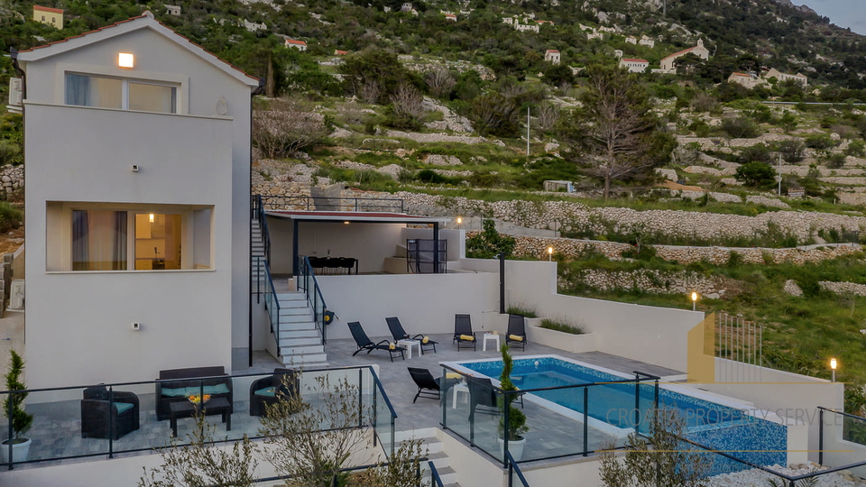 A beautiful new villa, just 70 meters from the sea on the Makarska Riviera!