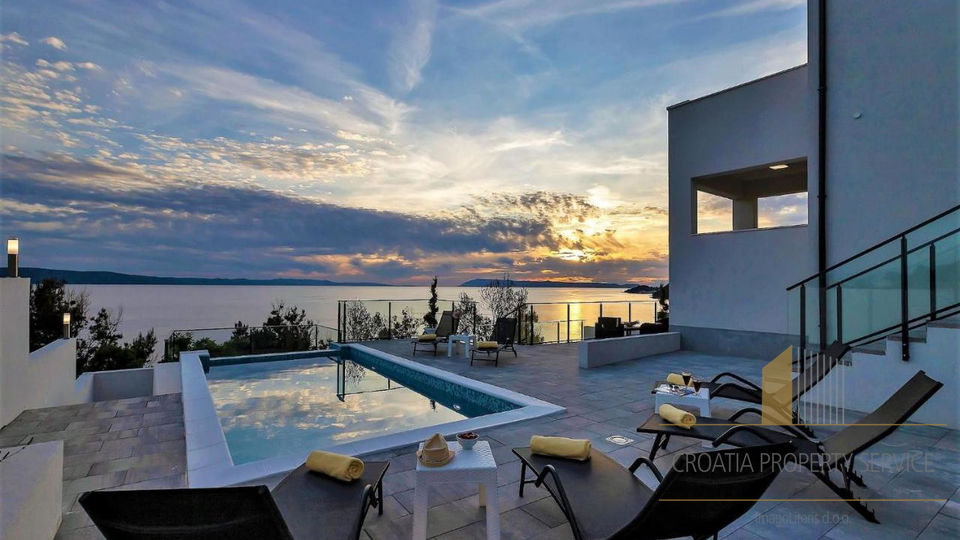 A beautiful new villa, just 70 meters from the sea on the Makarska Riviera!