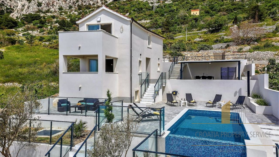 A beautiful new villa, just 70 meters from the sea on the Makarska Riviera!