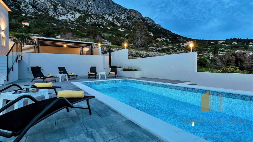 A beautiful new villa, just 70 meters from the sea on the Makarska Riviera!