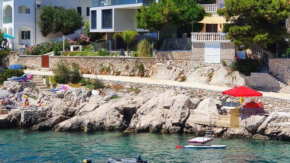 Bellissima casa appartamento – Primošten, prima fila sul mare!