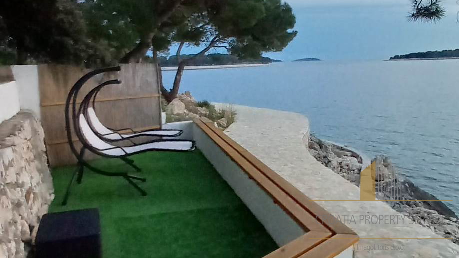 Bellissima casa appartamento – Primošten, prima fila sul mare!