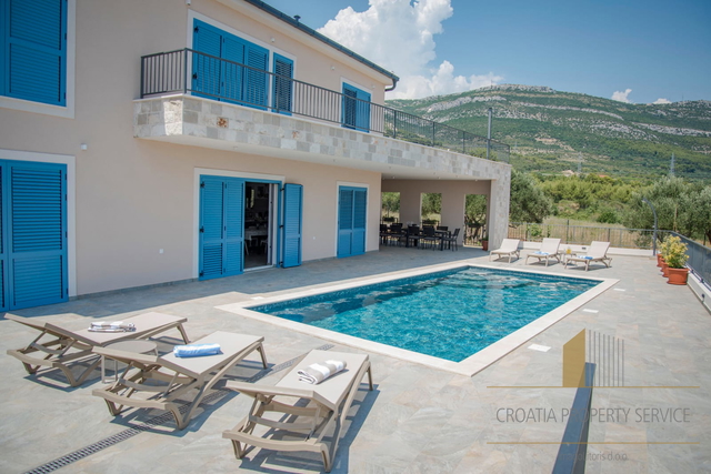 Luxusvilla mit Pool und offenem Meerblick – Kaštel Novi!