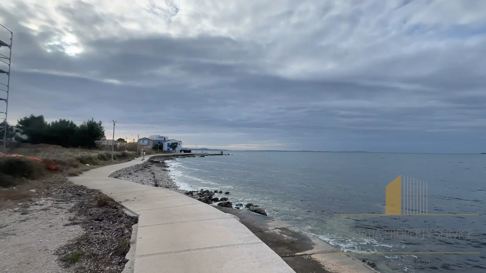 Luksuzni stan na ekskluzivnoj lokaciji u prvom redu do plaže – Privlaka!