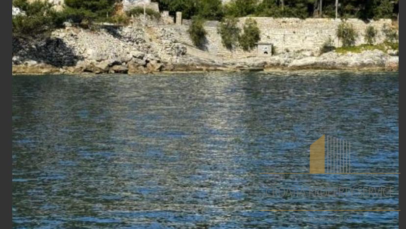 Edinstvena investicijska priložnost: Ekskluzivna lokacija ob morju na otoku Šolta!