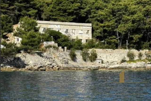 Unique investment opportunity: Exclusive seafront location on the Island of Šolta!