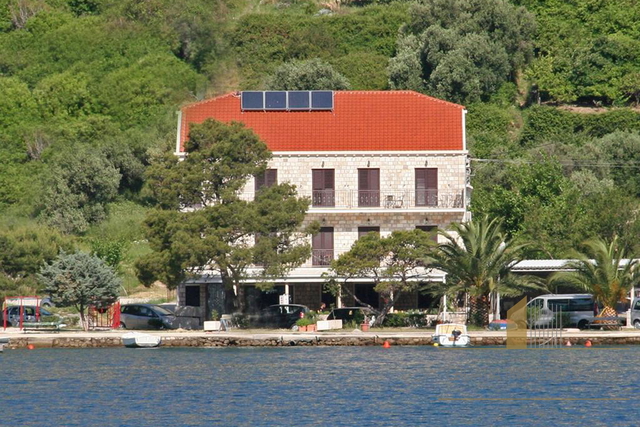 BEAUTIFUL VILLA IN FIRST ROW TO THE SEA, UNIQUE LOCATION IN THE DUBROVNIK ENVIRONMENT!