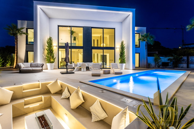 Spektakularna vila z odprtim pogledom na morje na ekskluzivni lokaciji v Primoštenu!