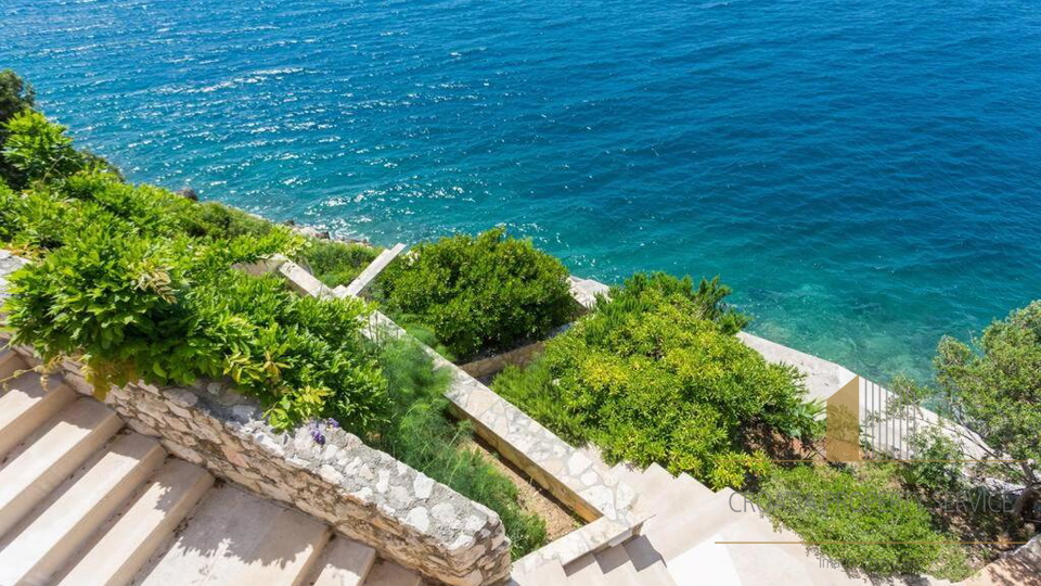 A beautiful villa in the first row to the sea on the Dubrovnik Riviera!