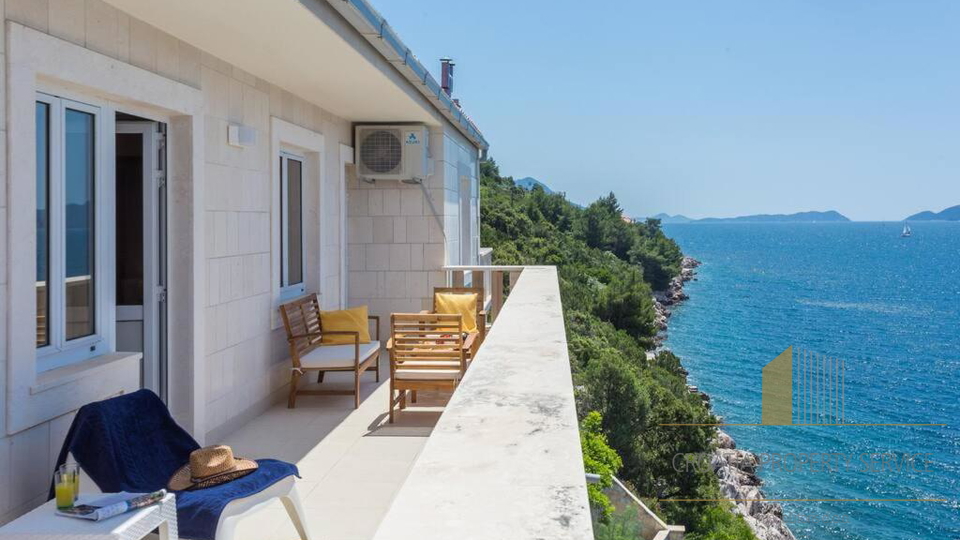 A beautiful villa in the first row to the sea on the Dubrovnik Riviera!