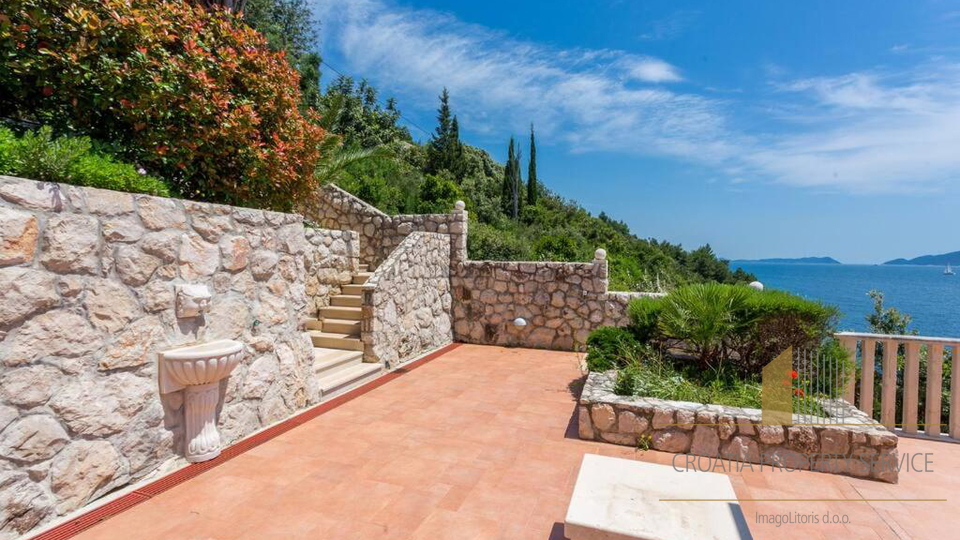 A beautiful villa in the first row to the sea on the Dubrovnik Riviera!