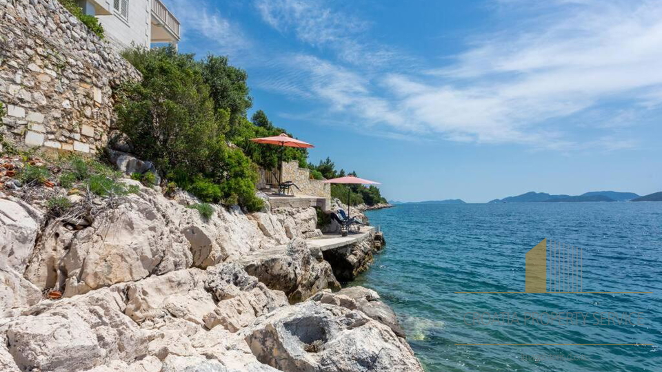 A beautiful villa in the first row to the sea on the Dubrovnik Riviera!