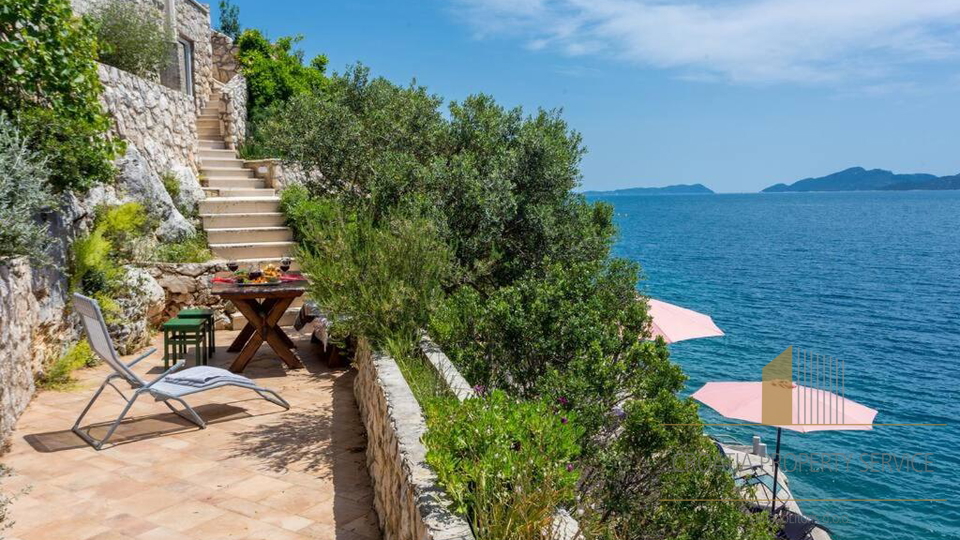 A beautiful villa in the first row to the sea on the Dubrovnik Riviera!