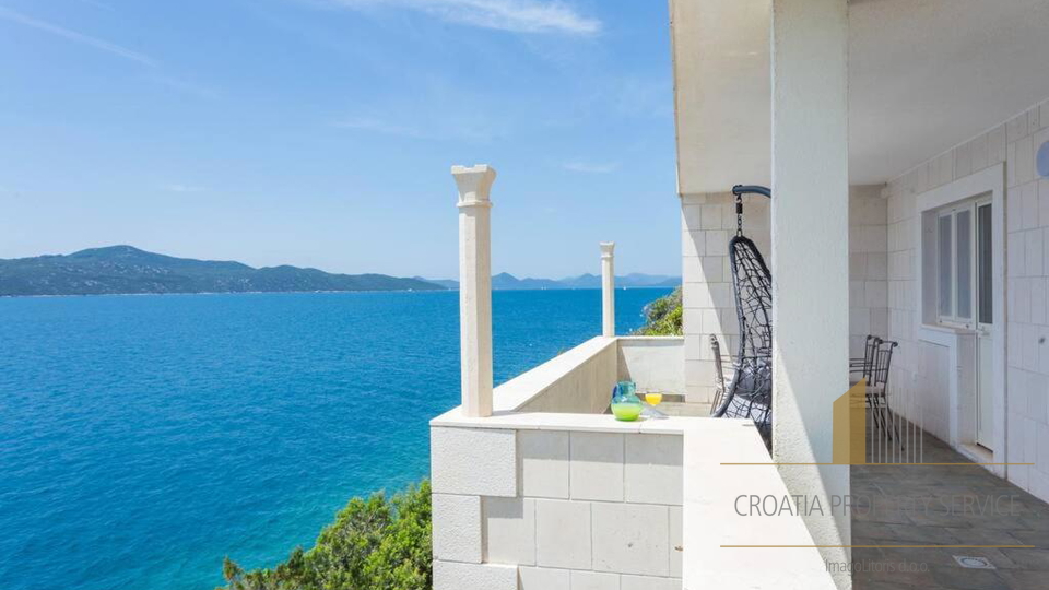 A beautiful villa in the first row to the sea on the Dubrovnik Riviera!