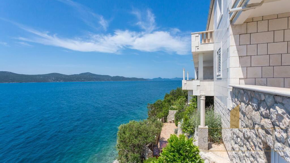 A beautiful villa in the first row to the sea on the Dubrovnik Riviera!