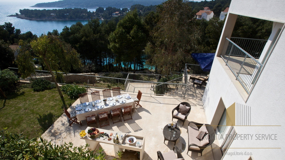 Luxusvilla mit Pool und Bootsanlegestelle, erste Reihe zum Meer auf der Insel Brač!