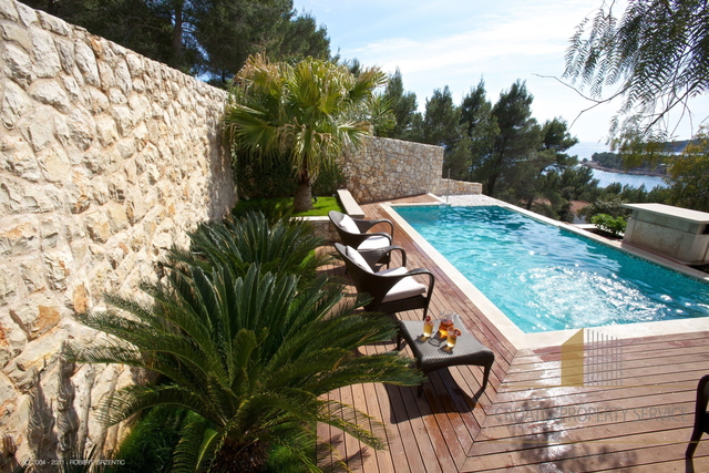 Luxusvilla mit Pool und Bootsanlegestelle, erste Reihe zum Meer auf der Insel Brač!