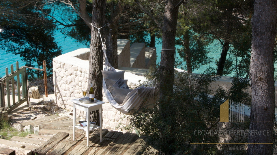 Luxusvilla mit Pool und Bootsanlegestelle, erste Reihe zum Meer auf der Insel Brač!