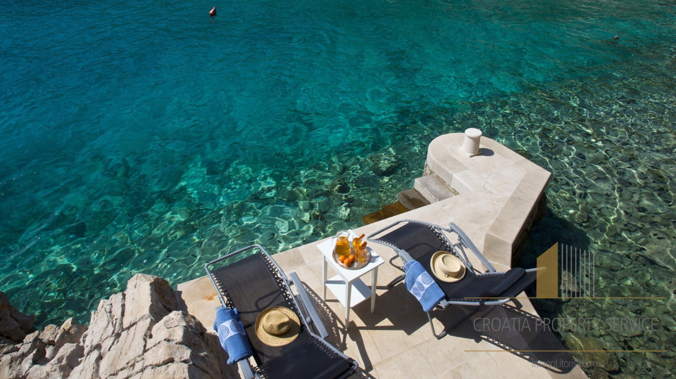 Luxusvilla mit Pool und Bootsanlegestelle, erste Reihe zum Meer auf der Insel Brač!