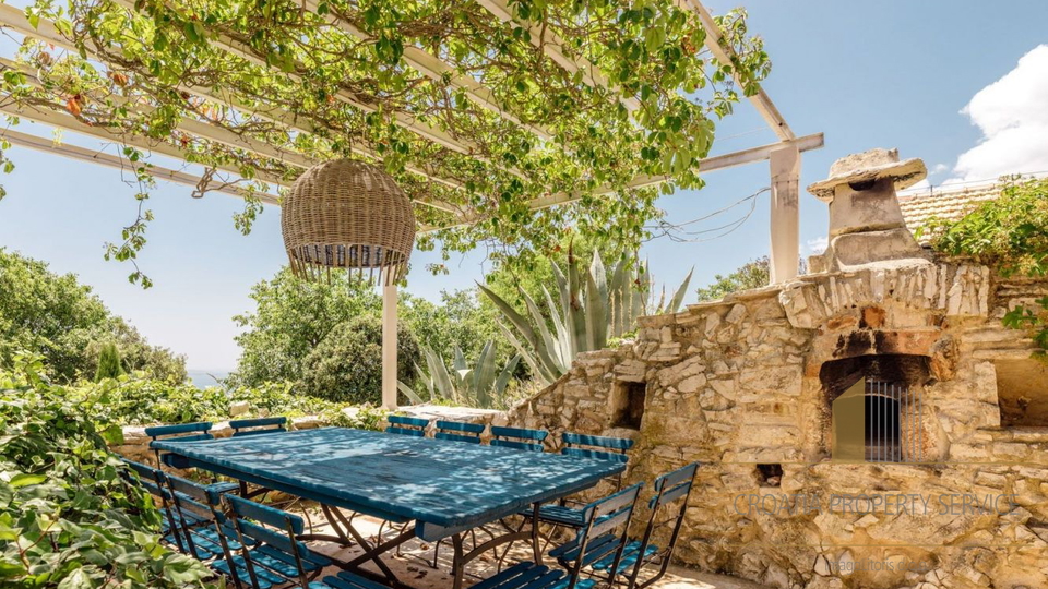 Occasione rara: ampio terreno di 30.000 m² in una posizione prestigiosa sull'isola di Hvar!
