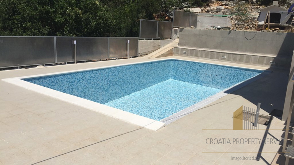 Apartmajska hiša s bazenom 650 m od morja – Zaton, Šibenik