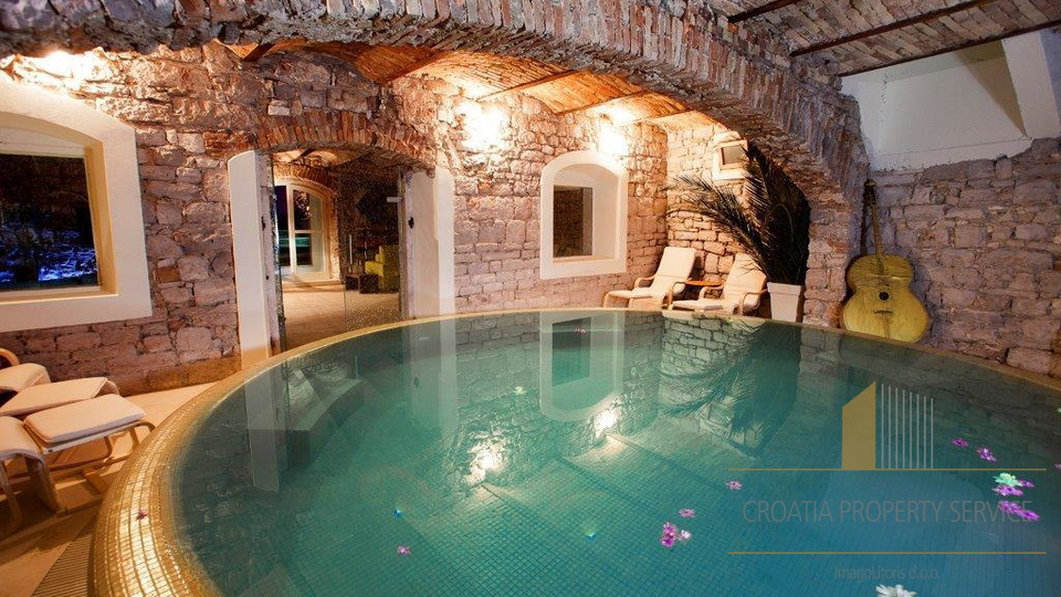 Romantischer mittelalterlicher palazzo in Jelsa-Stadt von Hvar-Insel, mit Pool und innerem Yard!