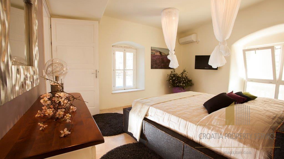 Romantischer historischer Palast im Herzen von Jelsa&comma; Insel Hvar &ndash; Luxus&comma; Privatsph&auml;re und das Meer zum Greifen nah