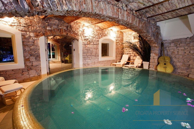 Romantischer historischer Palast im Herzen von Jelsa, Insel Hvar – Luxus, Privatsphäre und das Meer zum Greifen nah