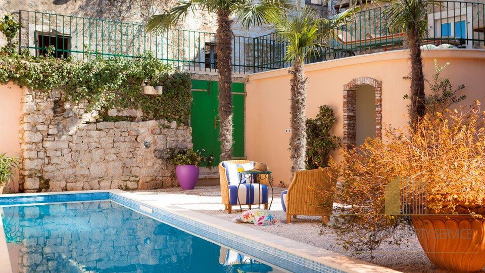 Romantischer historischer Palast im Herzen von Jelsa&comma; Insel Hvar &ndash; Luxus&comma; Privatsph&auml;re und das Meer zum Greifen nah