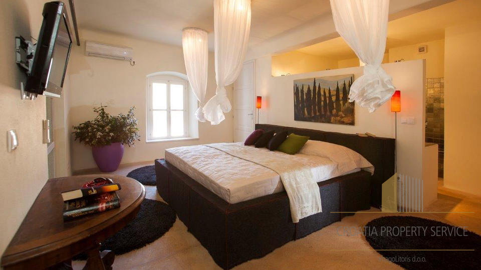 Romantischer historischer Palast im Herzen von Jelsa&comma; Insel Hvar &ndash; Luxus&comma; Privatsph&auml;re und das Meer zum Greifen nah