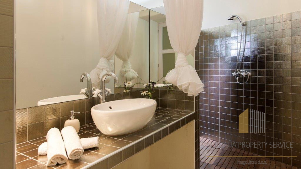 Romantischer historischer Palast im Herzen von Jelsa&comma; Insel Hvar &ndash; Luxus&comma; Privatsph&auml;re und das Meer zum Greifen nah