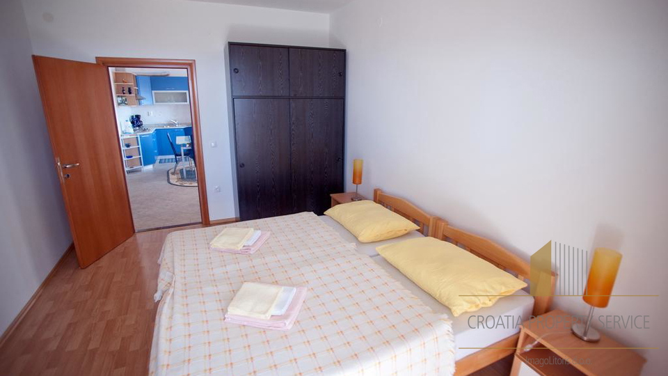 APARTMANSKA VILA SMJEŠTENA U GOTOVO NETAKNUTOJ PRIRODI S PREDIVNIM POGLEDOM NA PRIMOŠTEN!