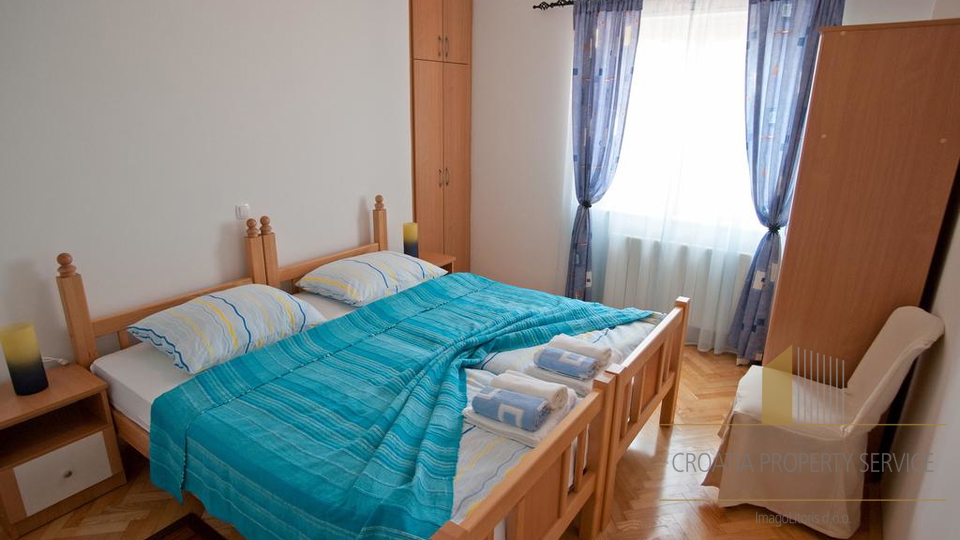 APARTMANSKA VILA SMJEŠTENA U GOTOVO NETAKNUTOJ PRIRODI S PREDIVNIM POGLEDOM NA PRIMOŠTEN!