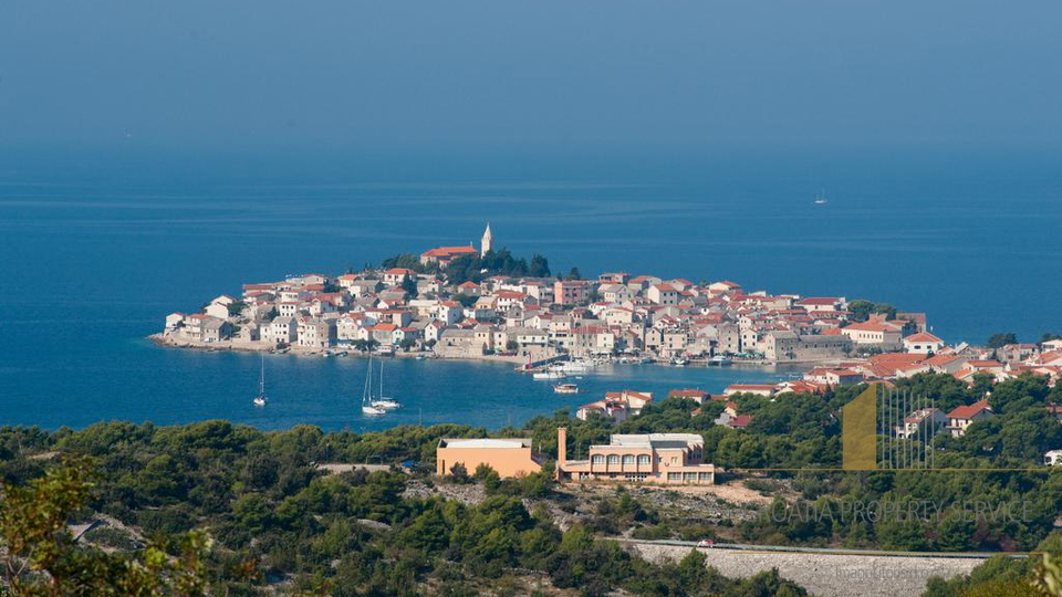 APARTMANSKA VILA SMJEŠTENA U GOTOVO NETAKNUTOJ PRIRODI S PREDIVNIM POGLEDOM NA PRIMOŠTEN!