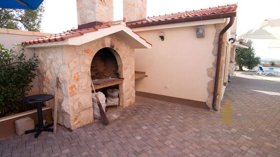 WOHNUNG VILLA UNTERKUNFT IN FAST UNBERUHRTER NATUR MIT MAGNIFICENT BLICK AUF PRIMOŠTEN!