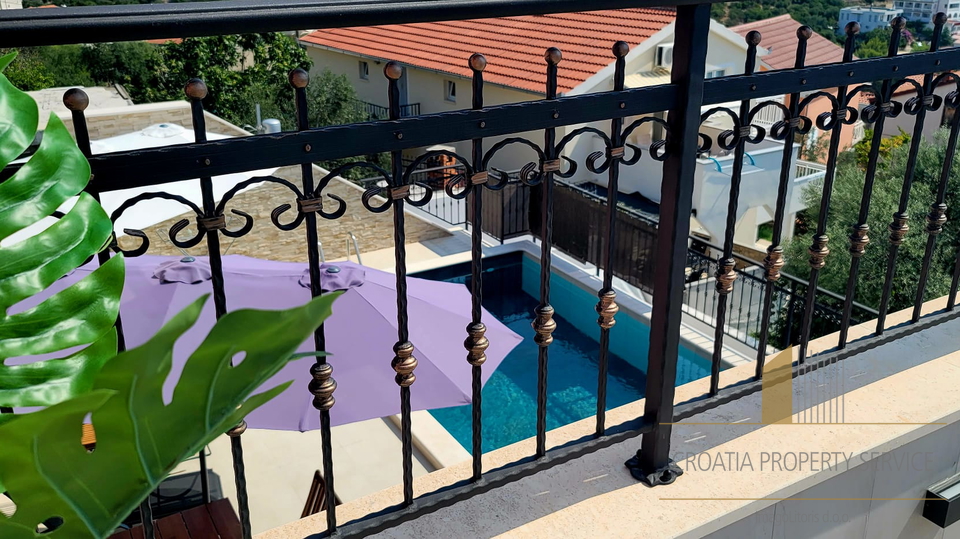 Luxury villa with a beautiful sea view in the vicinity of Trogir!
