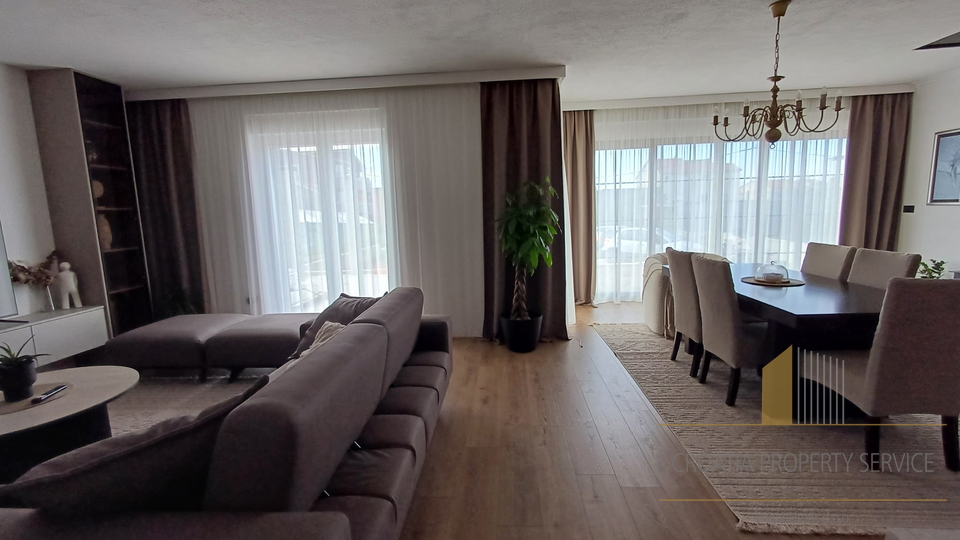 Luxuriöse moderne Villa in ruhiger Lage, nahe dem Meer und dem Flughafen – Kaštel Novi!