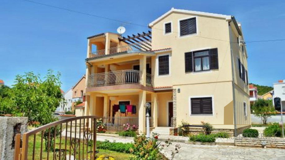 PRETTY THREE-STORY HOUSE WITH A SPACIOUS GARDEN SITUATED IN CENTER OF TRIBUNJ!