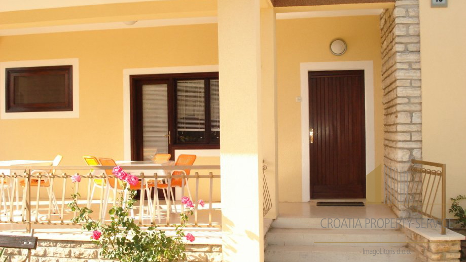 PRETTY THREE-STORY HOUSE WITH A SPACIOUS GARDEN SITUATED IN CENTER OF TRIBUNJ!