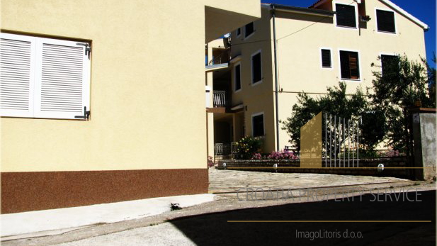 Schönes dreistöckiges Haus mit einem geräumigen Garten in der Mitte von Tribunj!