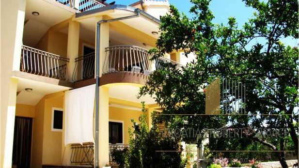 PRETTY THREE-STORY HOUSE WITH A SPACIOUS GARDEN SITUATED IN CENTER OF TRIBUNJ!