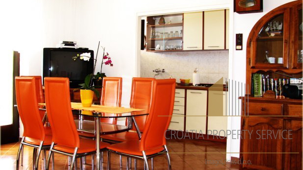 PRETTY THREE-STORY HOUSE WITH A SPACIOUS GARDEN SITUATED IN CENTER OF TRIBUNJ!