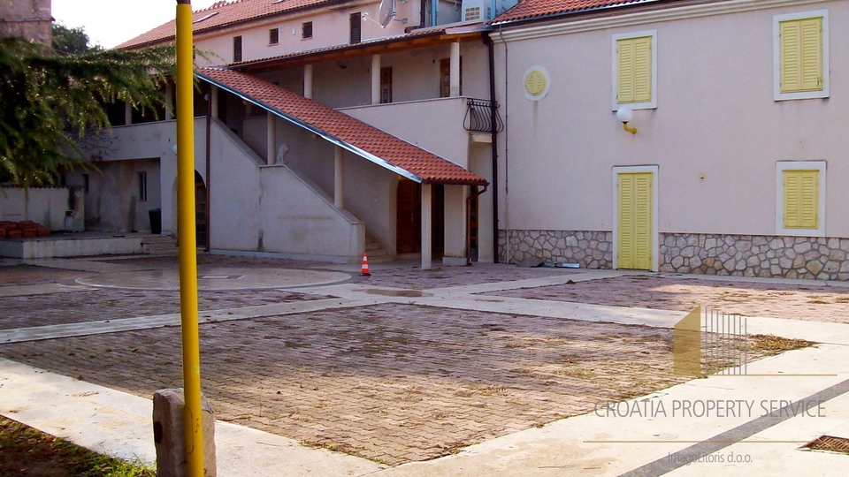 OBJEKT SA RESTORANOM, DISKOTEKOM, KAFIĆEM, APARTMANIMA NALAZI SE NA ČUDESNOM POLOŽAJU NA SAMOJ RIVI U ZABLAĆU.